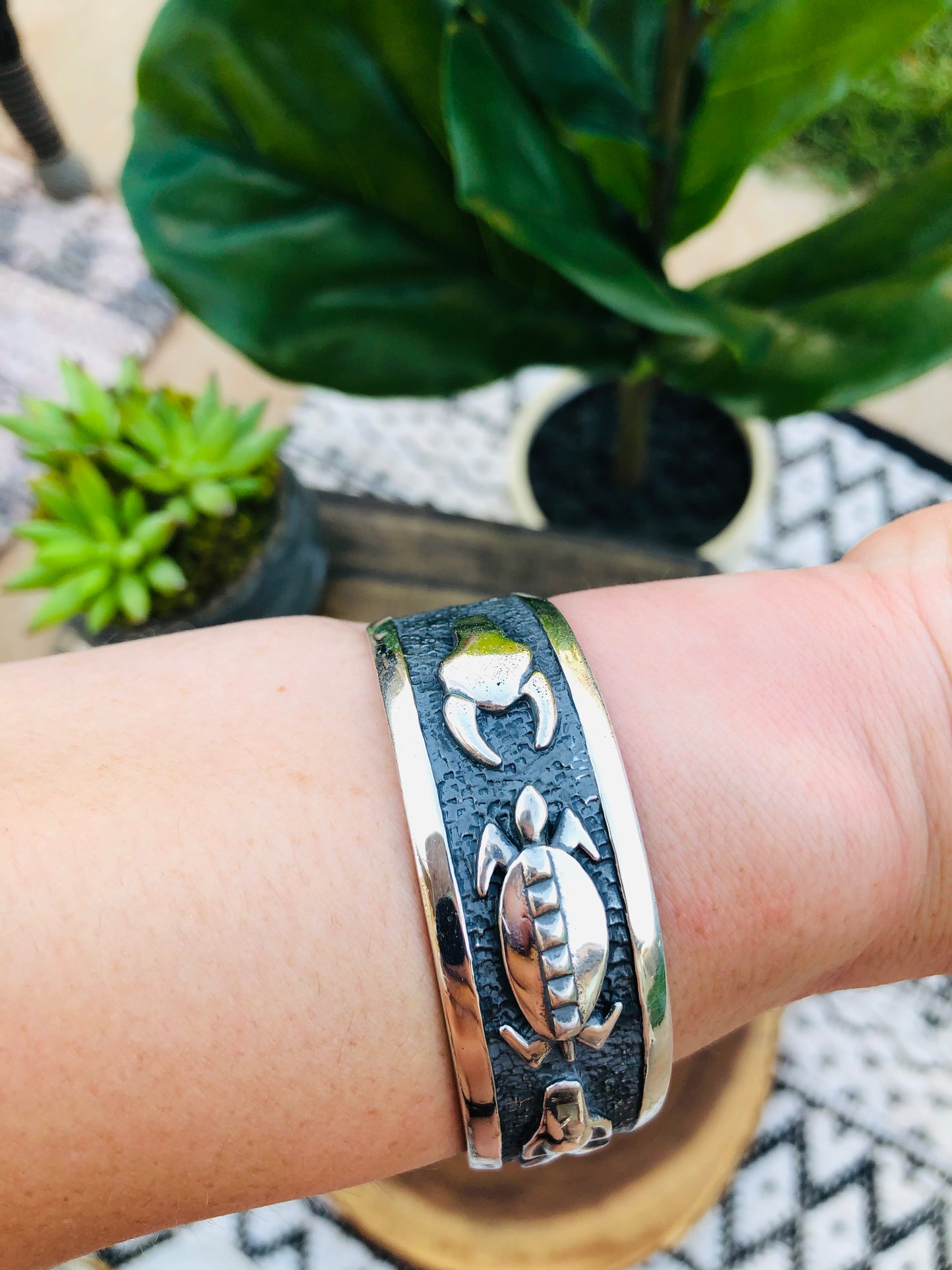 Sterling Navajo Storyteller Detail Animal Cuff